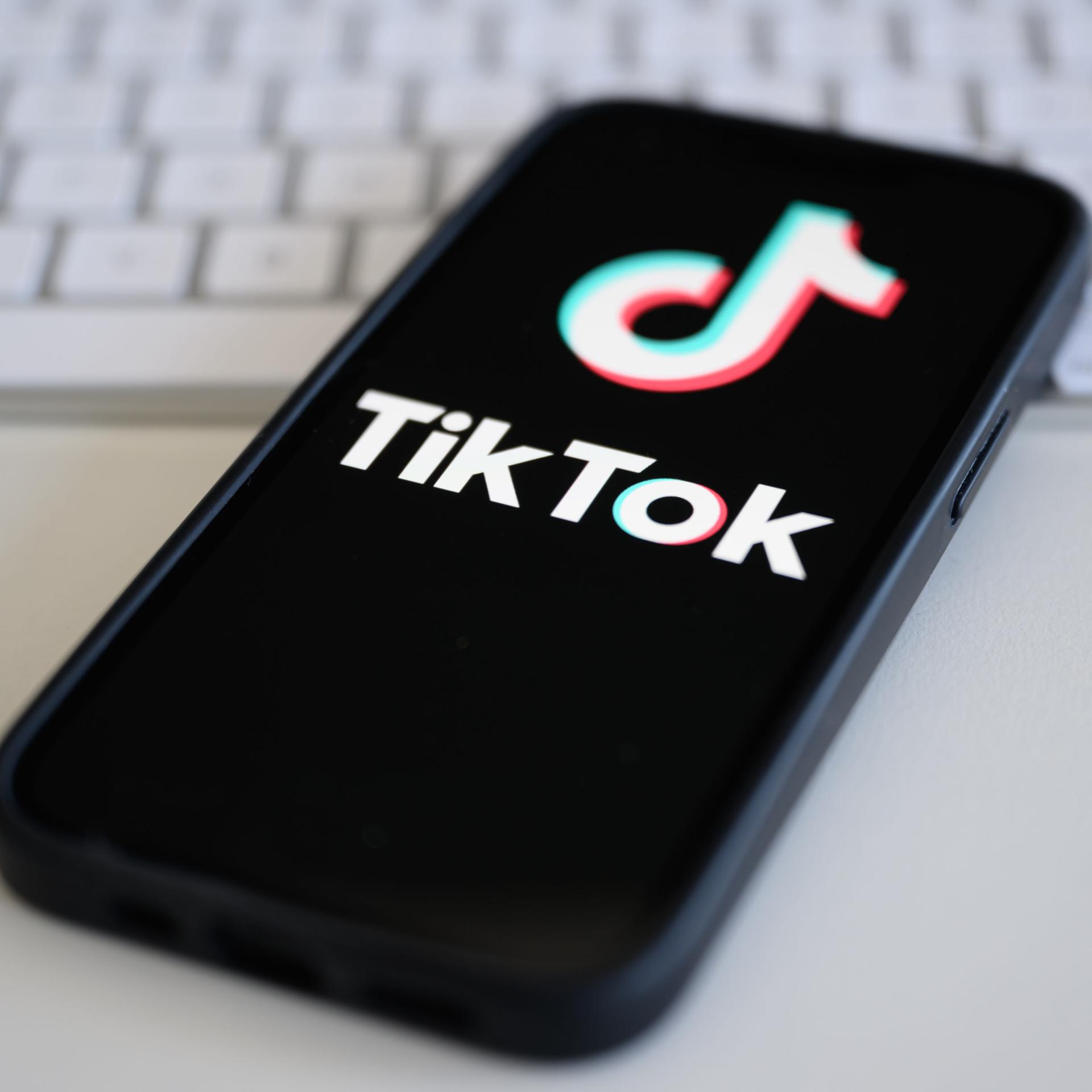 Auf einem Smartphone wird das Logo der Kurzvideo-Plattform TikTok angezeigt.