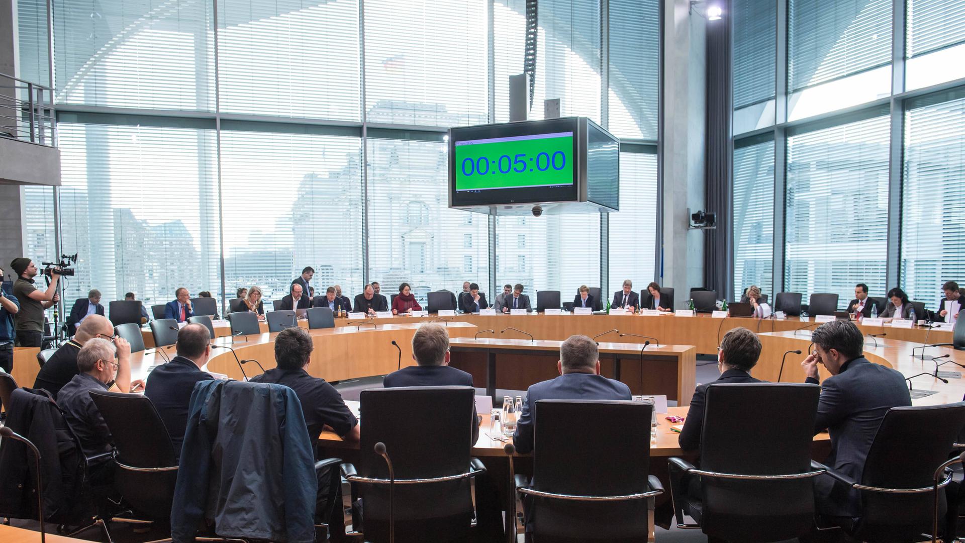 Sitzungsrunde im Sportausschuss des Deutschen Bundestags. 