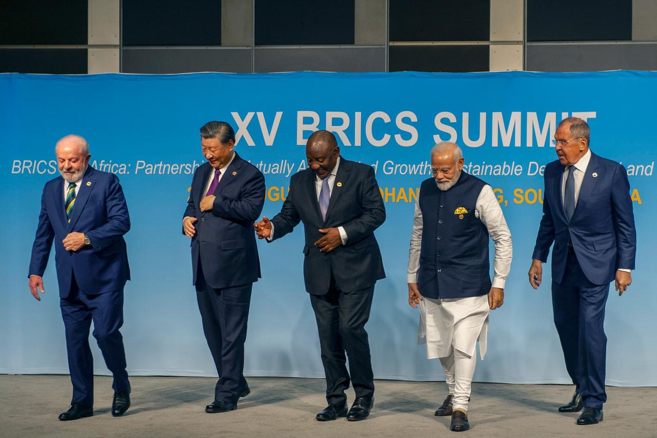Der brasilanische Präsident Luiz Inacio Lula da Silva (von links , Chinas Präsident  Xi Jinping, Südafrikas Präsident Cyril Ramaphosa, INdiens Premierminister Narendra Modi and der russische Außenminister  Minister Sergej Lawrow bei einem vergangenen BRICS-GIpfel in Südafrika. 