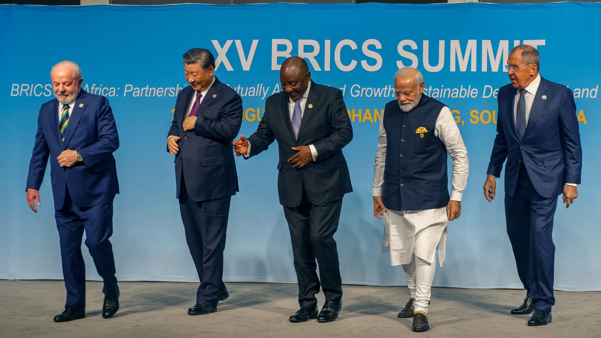 Der brasilanische Präsident Luiz Inacio Lula da Silva (von links , Chinas Präsident Xi Jinping, Südafrikas Präsident Cyril Ramaphosa, INdiens Premierminister Narendra Modi and der russische Außenminister Minister Sergej Lawrow beim BRICS-GIpfel in Südafrika.