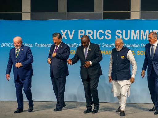Der brasilanische Präsident Luiz Inacio Lula da Silva (von links , Chinas Präsident  Xi Jinping, Südafrikas Präsident Cyril Ramaphosa, INdiens Premierminister Narendra Modi and der russische Außenminister  Minister Sergej Lawrow bei einem vergangenen BRICS-GIpfel in Südafrika. 