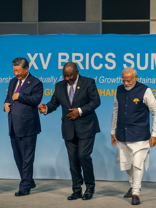 Der brasilanische Präsident Luiz Inacio Lula da Silva (von links , Chinas Präsident  Xi Jinping, Südafrikas Präsident Cyril Ramaphosa, INdiens Premierminister Narendra Modi and der russische Außenminister  Minister Sergej Lawrow beim BRICS-GIpfel in Südafrika. 