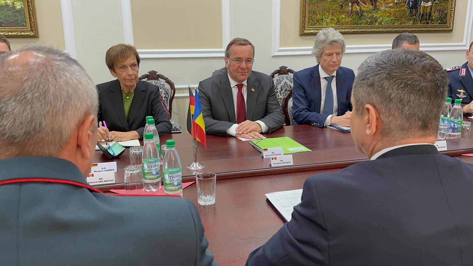 Chisinau: Bundesverteidigungsminister Boris Pistorius (SPD, M) und seine Delegation trifft sich zu einem Gespräch mit seinem moldauischen Kollegen Anatolie Nosatii (r). Sie sitzen sich an einem Tisch gegenüber.