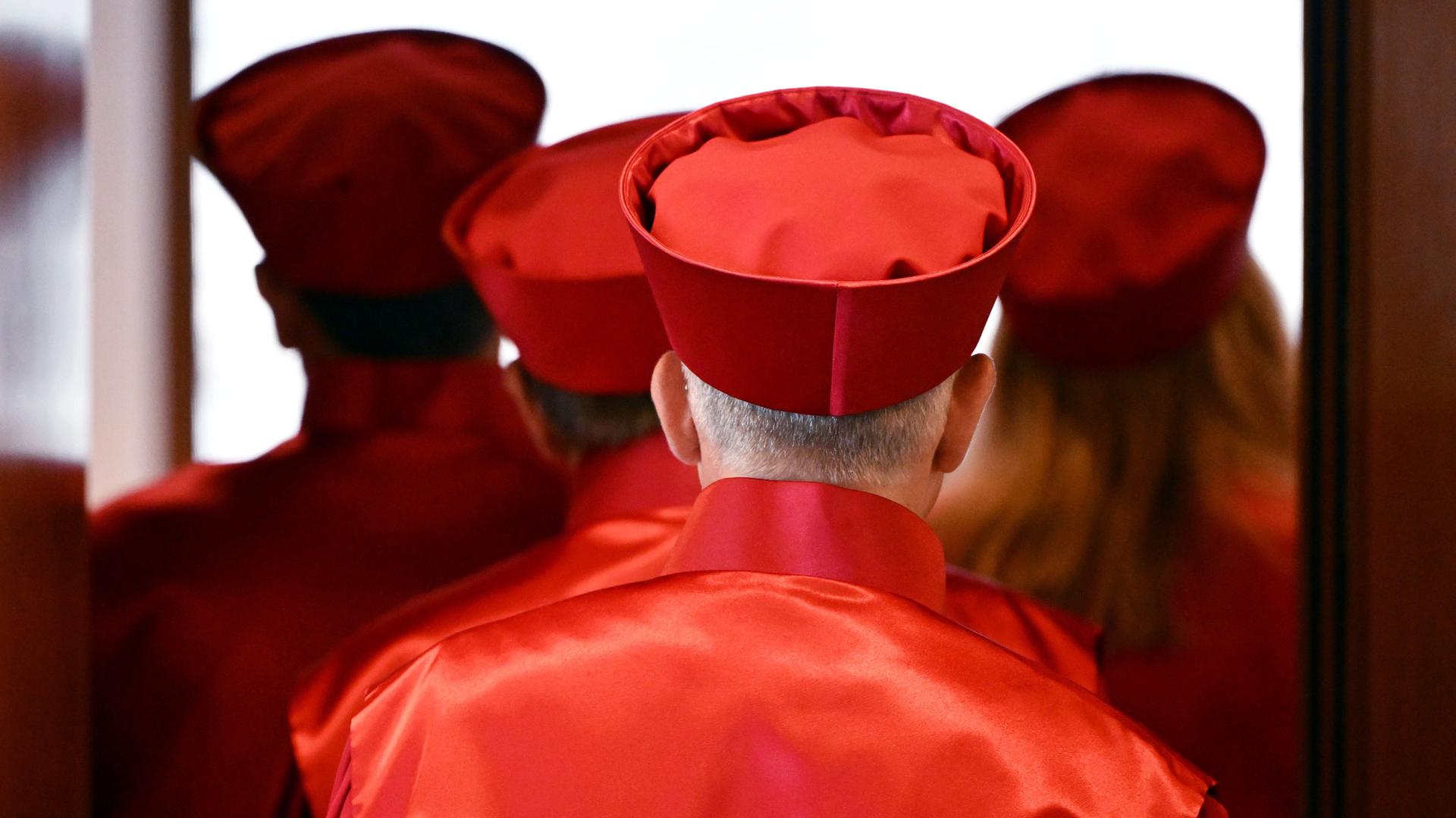 Die Richterinnen und Richter des Zweiten Senat beim Bundesverfassungsgericht verlassen den Sitzungssaal