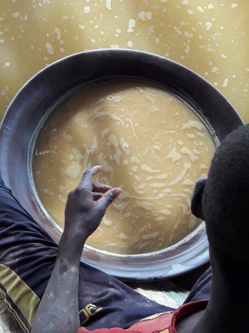 Zwei Kinder arbeiten in mit Chemikalien verunreinigtem Wasser in einer Goldmine im Sudan.