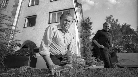Otto John 1909 -1997 Jurist, Widerstandskämpfer des 20. Juli 1944, 1950 -1954 der erste Präsident des Bundesamts für Verfassungsschutz in der Bundesrepublik Deutschland in seinem Garten.