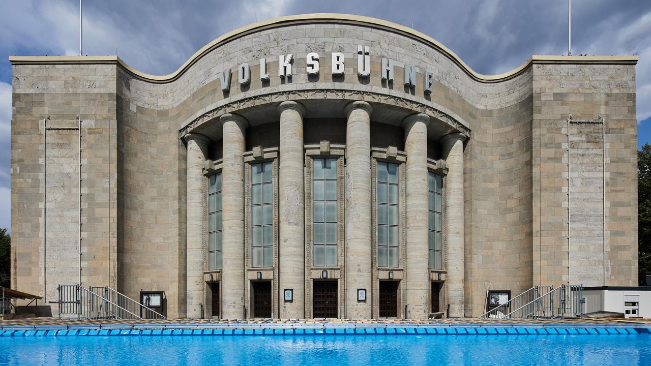 Ein Schwimmbad wird vor der Volksbühne am Rosa-Luxemburg-Platz aufgebaut. 