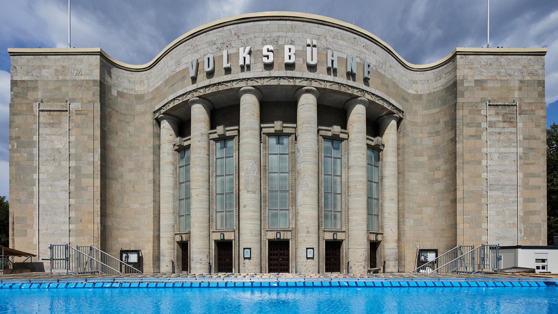 Ein Schwimmbad wird vor der Volksbühne am Rosa-Luxemburg-Platz aufgebaut. Ein Schwimmbad wird vor der Volksbühne am Rosa-Luxemburg-Platz aufgebaut.