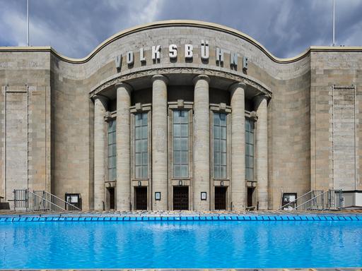 Ein Schwimmbad wird vor der Volksbühne am Rosa-Luxemburg-Platz aufgebaut. 