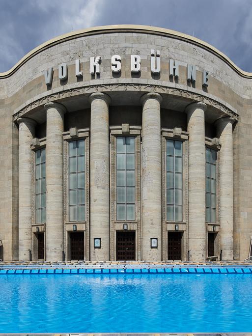 Ein Schwimmbad wird vor der Volksbühne am Rosa-Luxemburg-Platz aufgebaut. Ein Schwimmbad wird vor der Volksbühne am Rosa-Luxemburg-Platz aufgebaut.