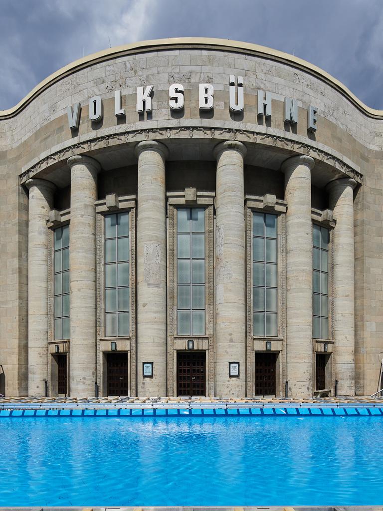 Ein Schwimmbad wird vor der Volksbühne am Rosa-Luxemburg-Platz aufgebaut. 