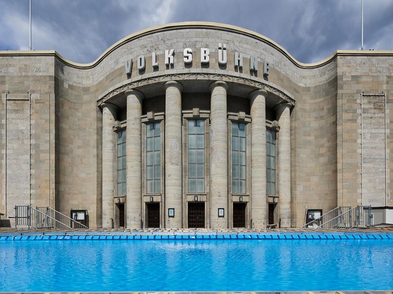 Ein Schwimmbad wird vor der Volksbühne am Rosa-Luxemburg-Platz aufgebaut. Ein Schwimmbad wird vor der Volksbühne am Rosa-Luxemburg-Platz aufgebaut.