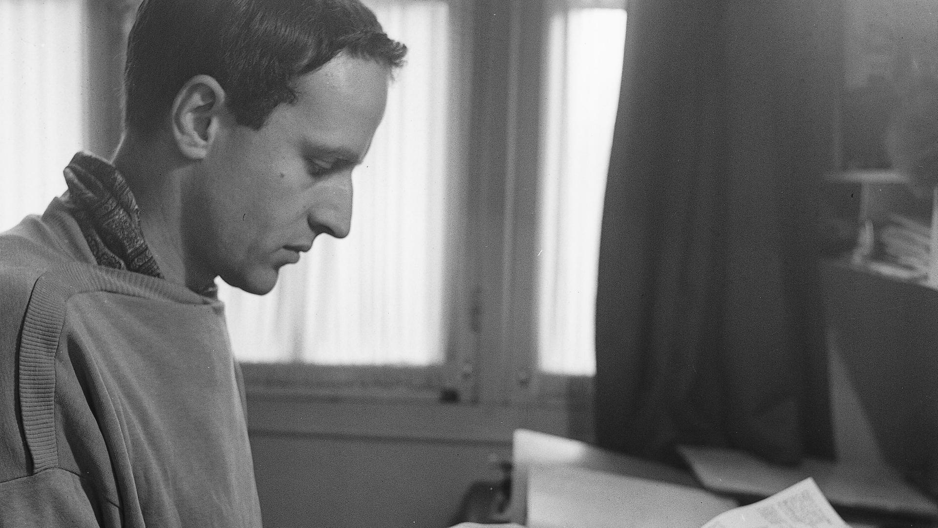Boris Vian an Schreibmaschine / Foto Vian, Boris; franz.Schriftsteller; Ville d'Avray 10.3.1920 - Paris 23.6. 1959. - Boris Vian an der Schreibmaschine. - Foto, 1956.