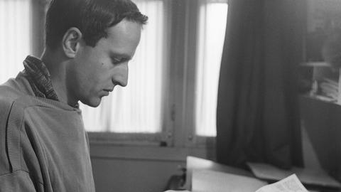 Boris Vian an Schreibmaschine / Foto Vian, Boris; franz.Schriftsteller; Ville d'Avray 10.3.1920 - Paris 23.6. 1959. - Boris Vian an der Schreibmaschine. - Foto, 1956.