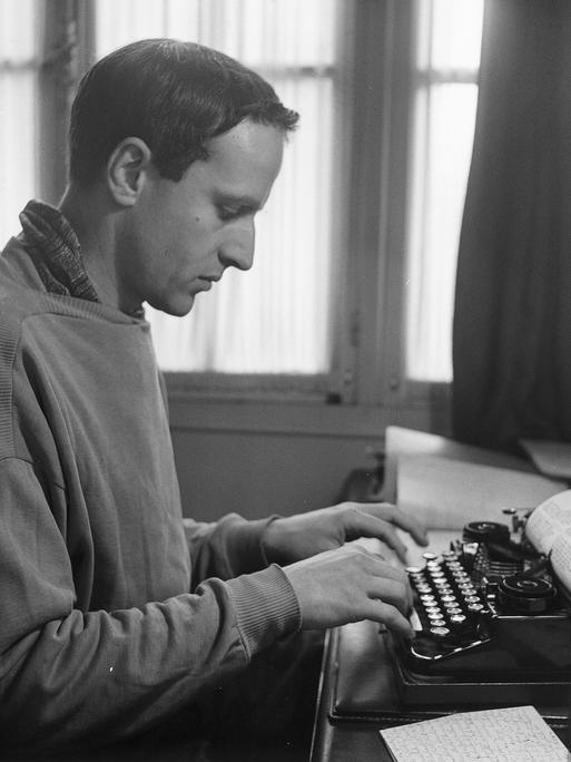 Boris Vian an Schreibmaschine / Foto Vian, Boris; franz.Schriftsteller; Ville d'Avray 10.3.1920 - Paris 23.6. 1959. - Boris Vian an der Schreibmaschine. - Foto, 1956.