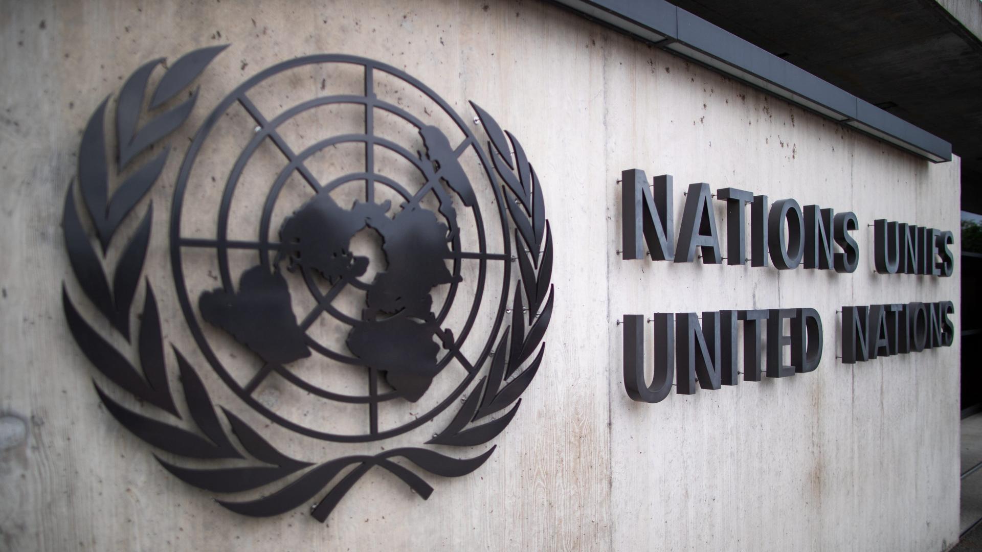 Genf: "Nations Unies" und "United Nations" steht am Haupteingang des Palais des Nations, Sitz des Büros der Vereinten Nationen (UNOG).