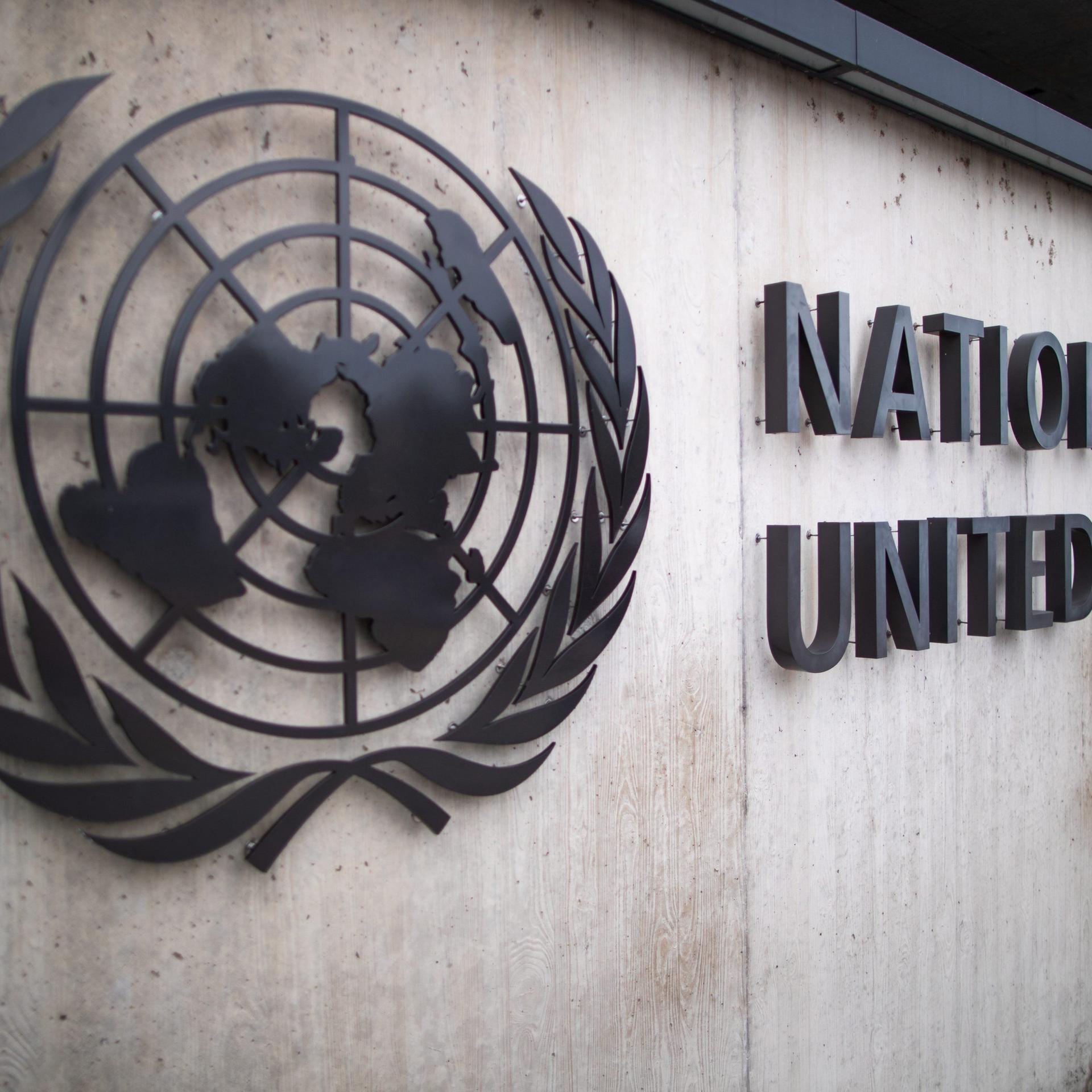 Genf: "Nations Unies" und "United Nations" steht am Haupteingang des Palais des Nations, Sitz des Büros der Vereinten Nationen (UNOG). Das UNOG ist das europäische Hauptquartier der UN. 