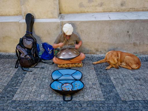 Ein Straßenmusiker in Prag