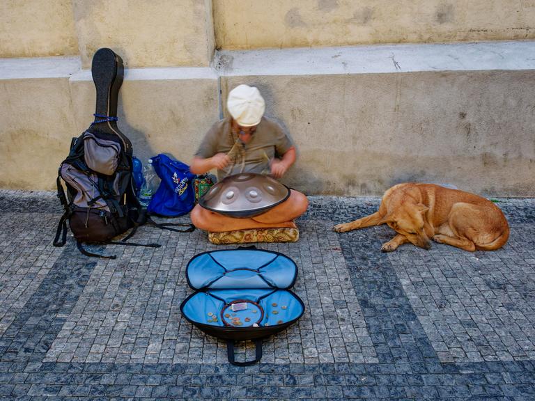 Ein Straßenmusiker in Prag