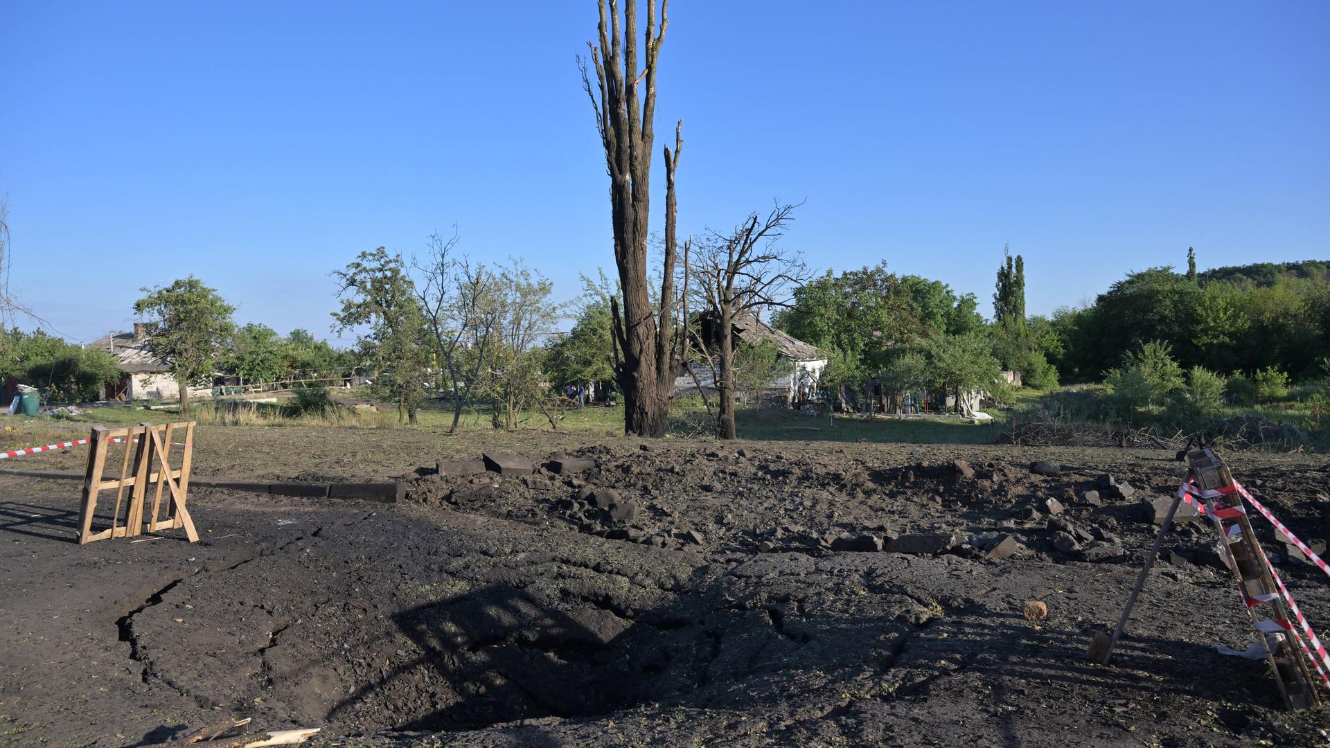 Eine durch russische Angriffe zerstörte Straße in der Ukraine. Eine durch russische Angriffe zerstörte Straße in der Ukraine.