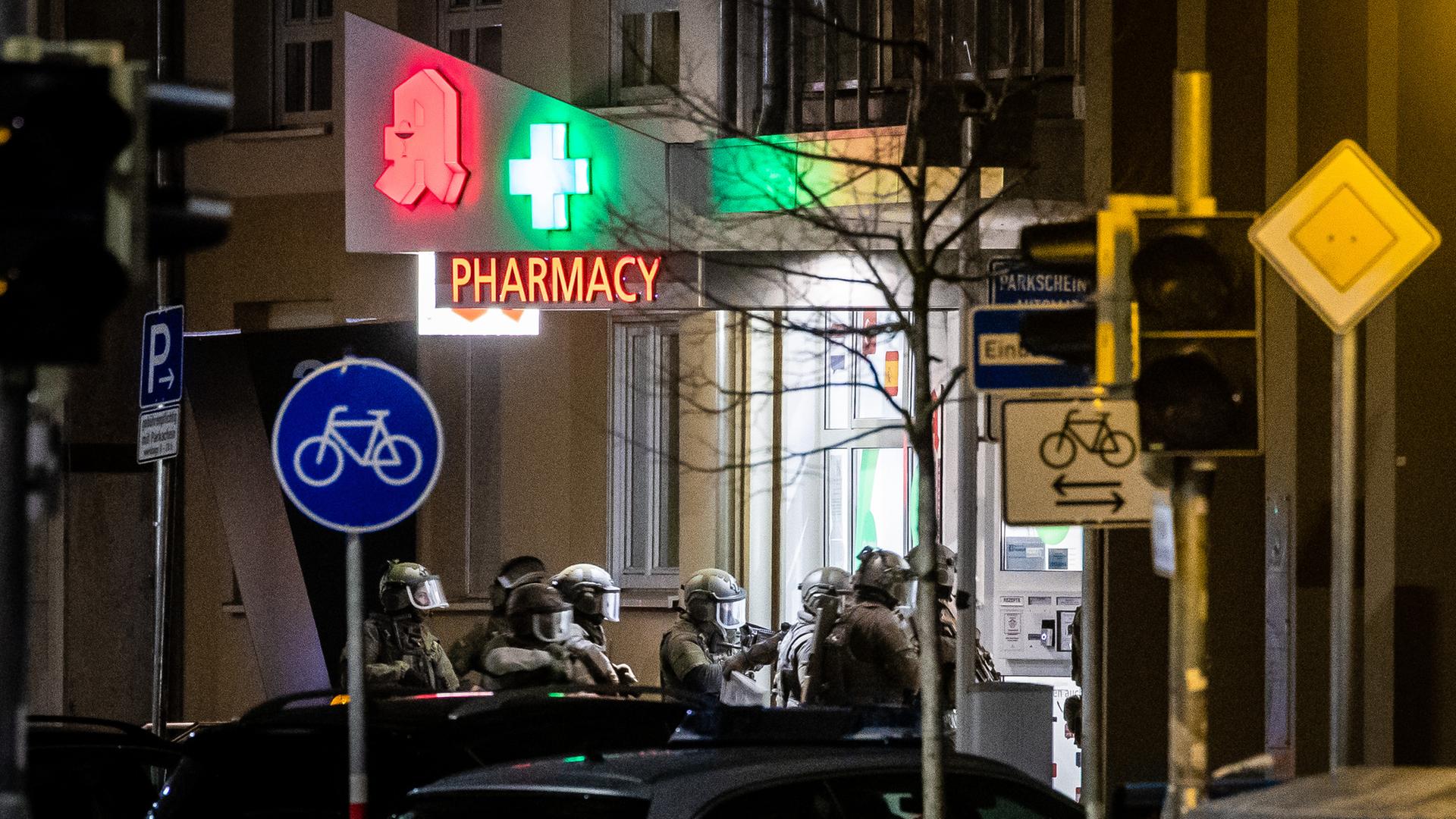 Spezialeinsatzkräfte der Polizei stürmen eine Apotheke, in der es zu einer Geiselnahme gekommen war. Spezialeinsatzkräfte der Polizei stürmen eine Apotheke, in der es zu einer Geiselnahme gekommen war.
