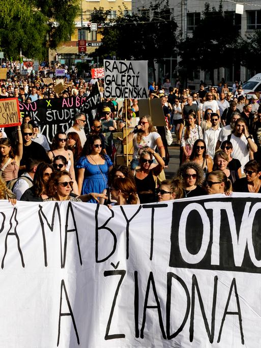 Bratislava: Das Bild zeigt einen Protestmarsch vor dem Kulturministerium auf dem SNP-Platz.