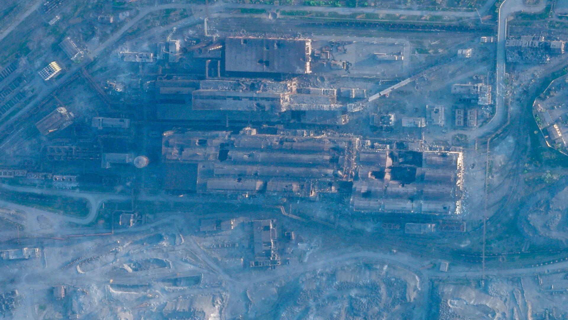 Dieses Satellitenbild von Planet Labs PBC zeigt Schäden am Metallurgischen Kombinat Stahlwerk Azovstal. Das russische Militär begann am 03. Mai Mai mit der Erstürmung des Stahlwerks, nachdem zahlreiche Zivilisten aus den unterirdischen Tunneln des Werks evakuiert worden waren.