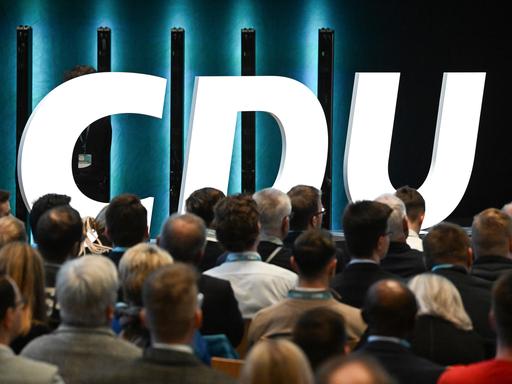 Publikum voin hinten vor dem Schriftzug der CDU.