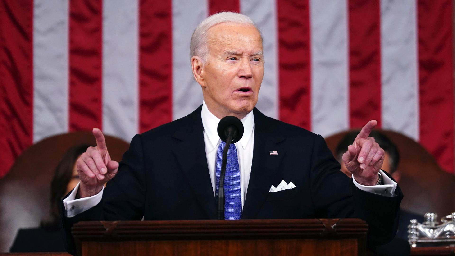 US-Präsident Joe Biden steht am Sprecherpult und hält mit eine Rede zur Lage der Nation. Dabei hebt er beide Zeigefinger.