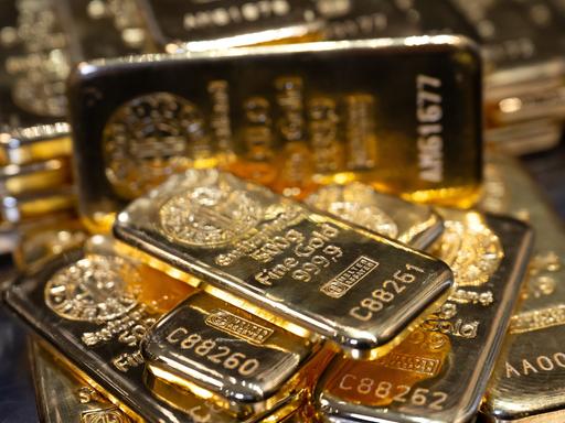 Goldbarren in unterschiedlicher Größe.