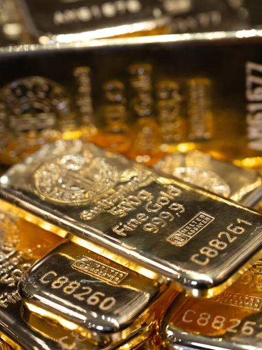 Goldbarren in unterschiedlicher Größe.