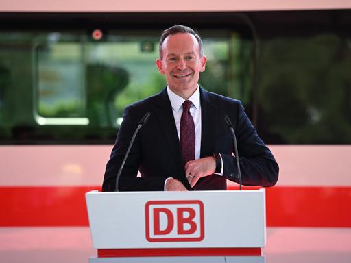 Volker Wissing (FDP), Bundesverkehrsminister, spricht während der Zugtaufe des 100. ICE 4 der Deutschen Bahn im Hauptbahnhof.