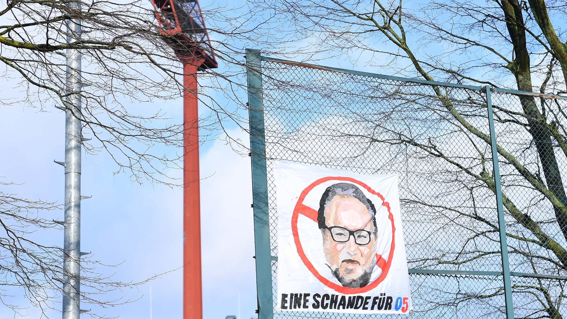 Banner der Fans des KFC Uerdingen vor der Grotenburg in Krefeld gegen den einstigen Investor Mikhail Ponomarev