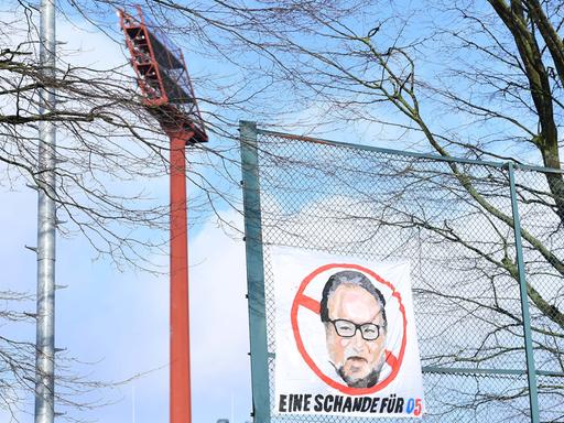 Banner der Fans des KFC Uerdingen vor der Grotenburg in Krefeld gegen den einstigen Investor Mikhail Ponomarev