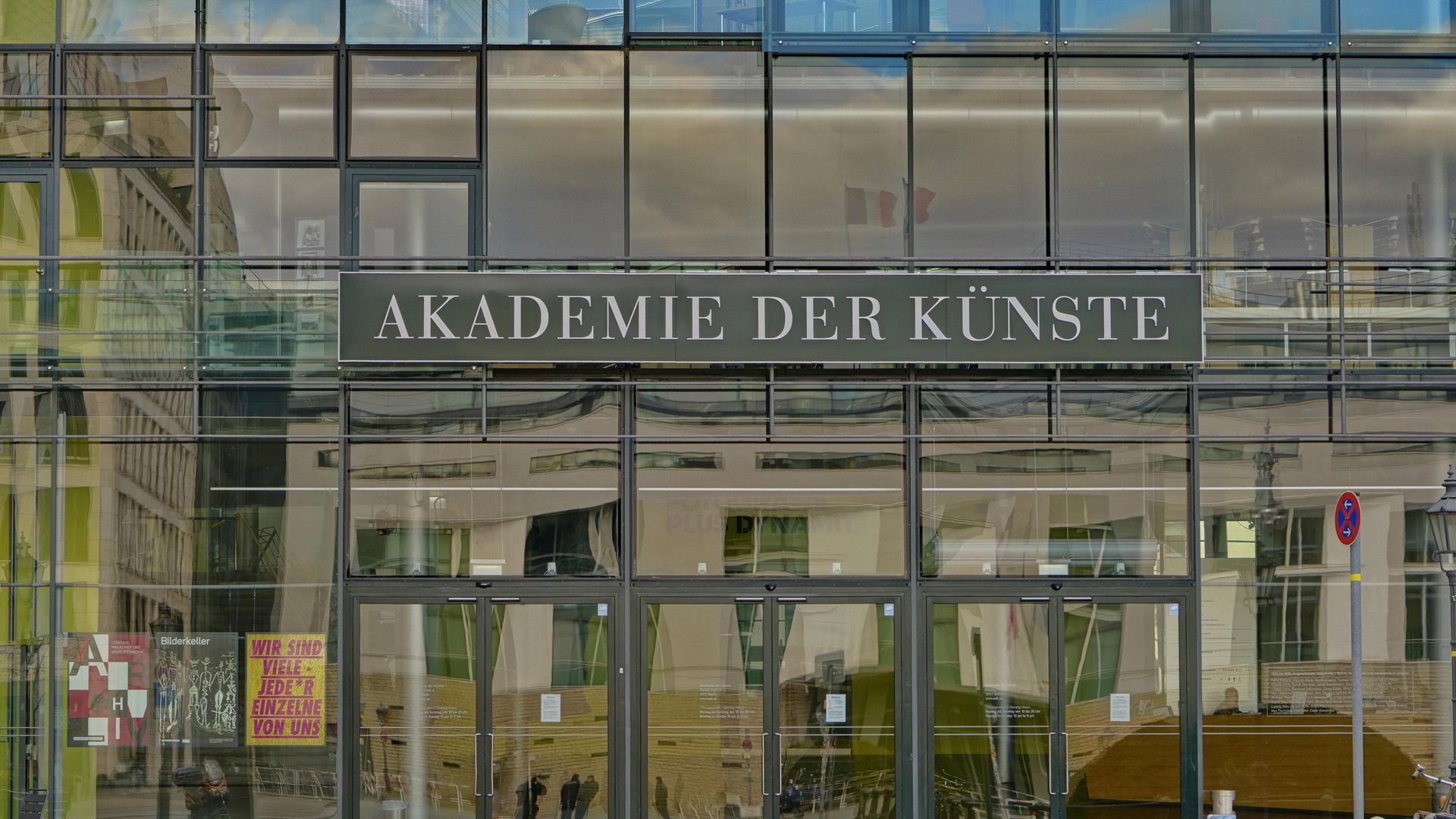 Der Eingang der Akademie der Künste am Pariser Platz in Berlin