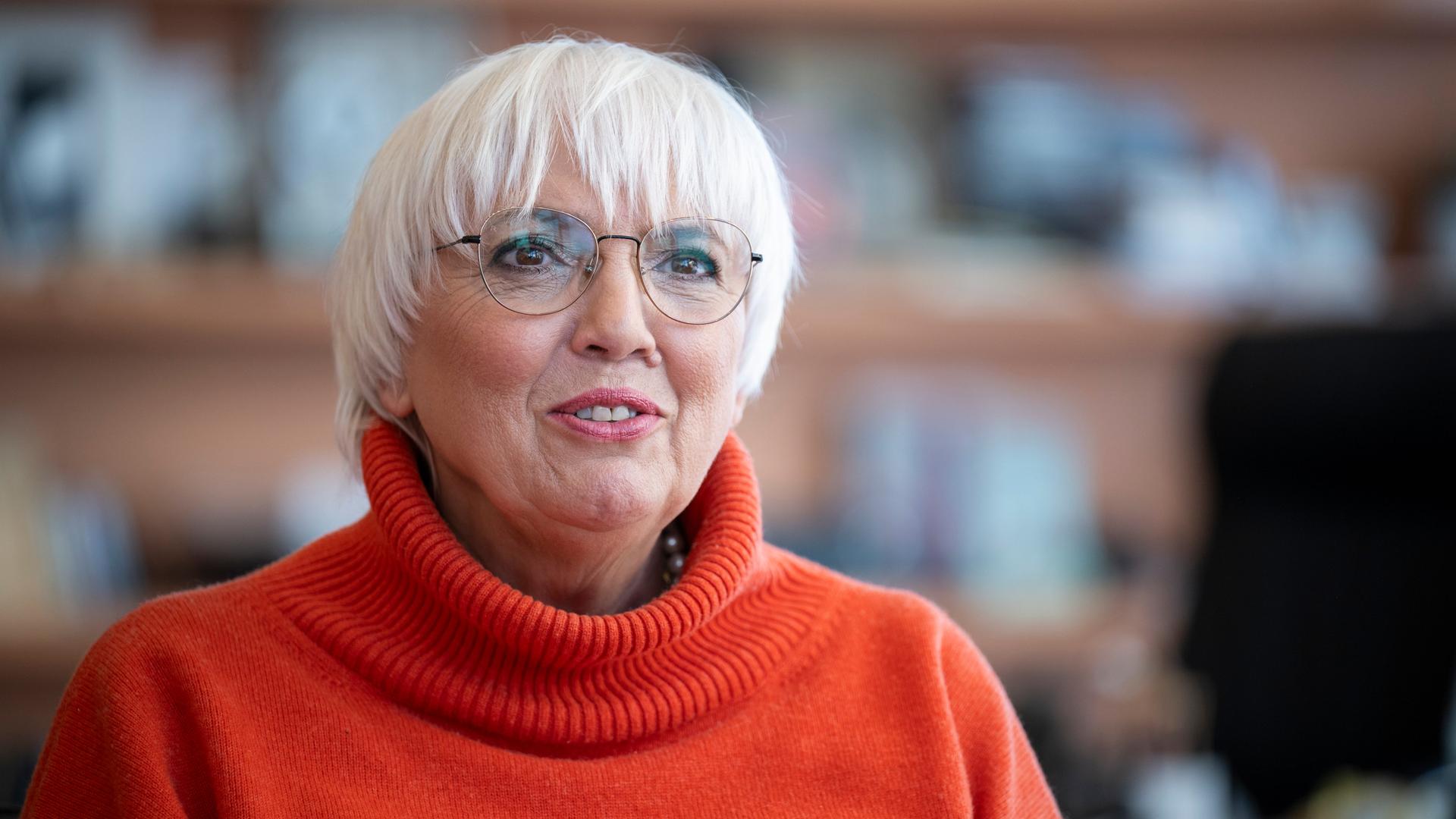 Claudia Roth (Bündnis 90/Die Grünen), Staatsministerin für Kultur und Medien, gibt ein Interview in ihrem Büro im Kanzleramt.