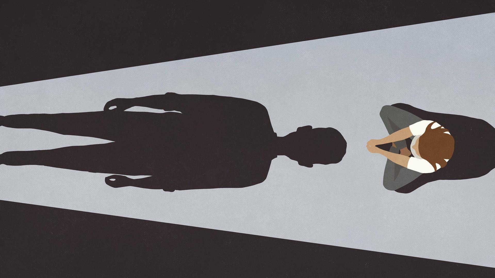 Illustration einer Person die in einem Zimmer sitzt und von einer anderen Person bedroht wird, die nur als bedrolicher Schatten zu sehen ist. Illustration einer Person die in einem Zimmer sitzt und von einer anderen Person bedroht wird, die nur als bedrolicher Schatten zu sehen ist.