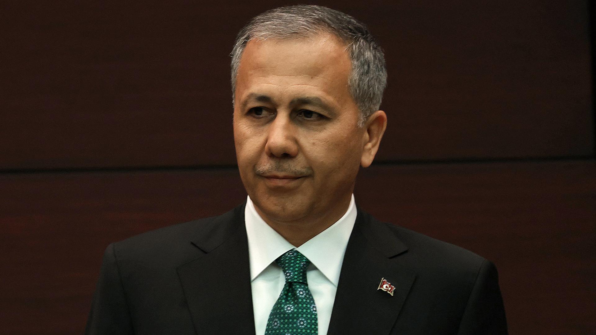 Eine Nahaufnahme des türkischen Innenministers Yerlikaya