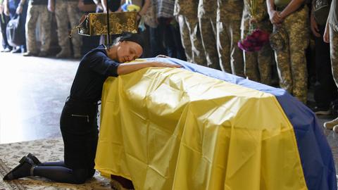 Beerdigung des ukrainischen Soldaten Roman Barvinok im Agust in Kiew. Eine Mutter trauert am Sarg um ihren Sohn. 