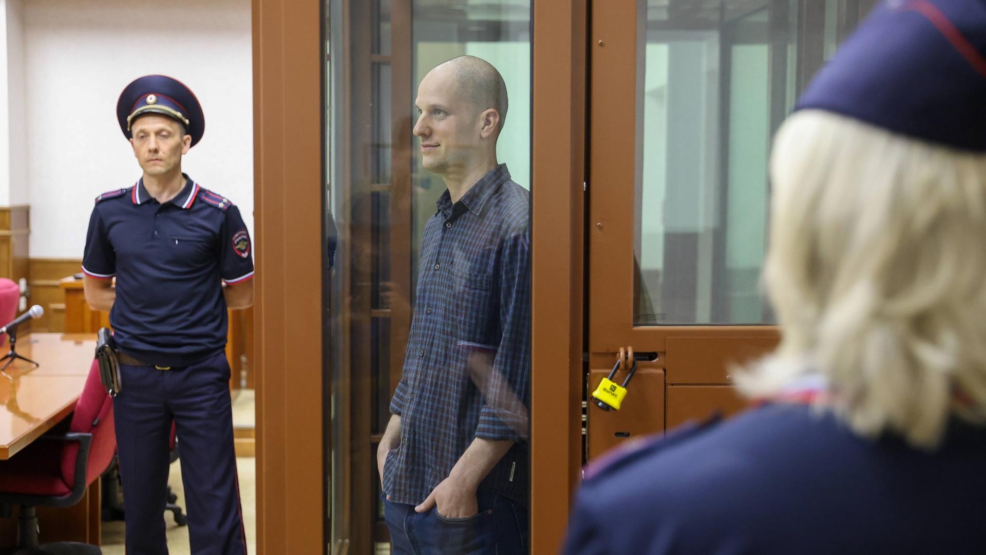Der The Wall Street Journal Reporter Evan Gershkovich steht in einem Glaskäfig bei seinem Prozess in Jekaterinenburg. 