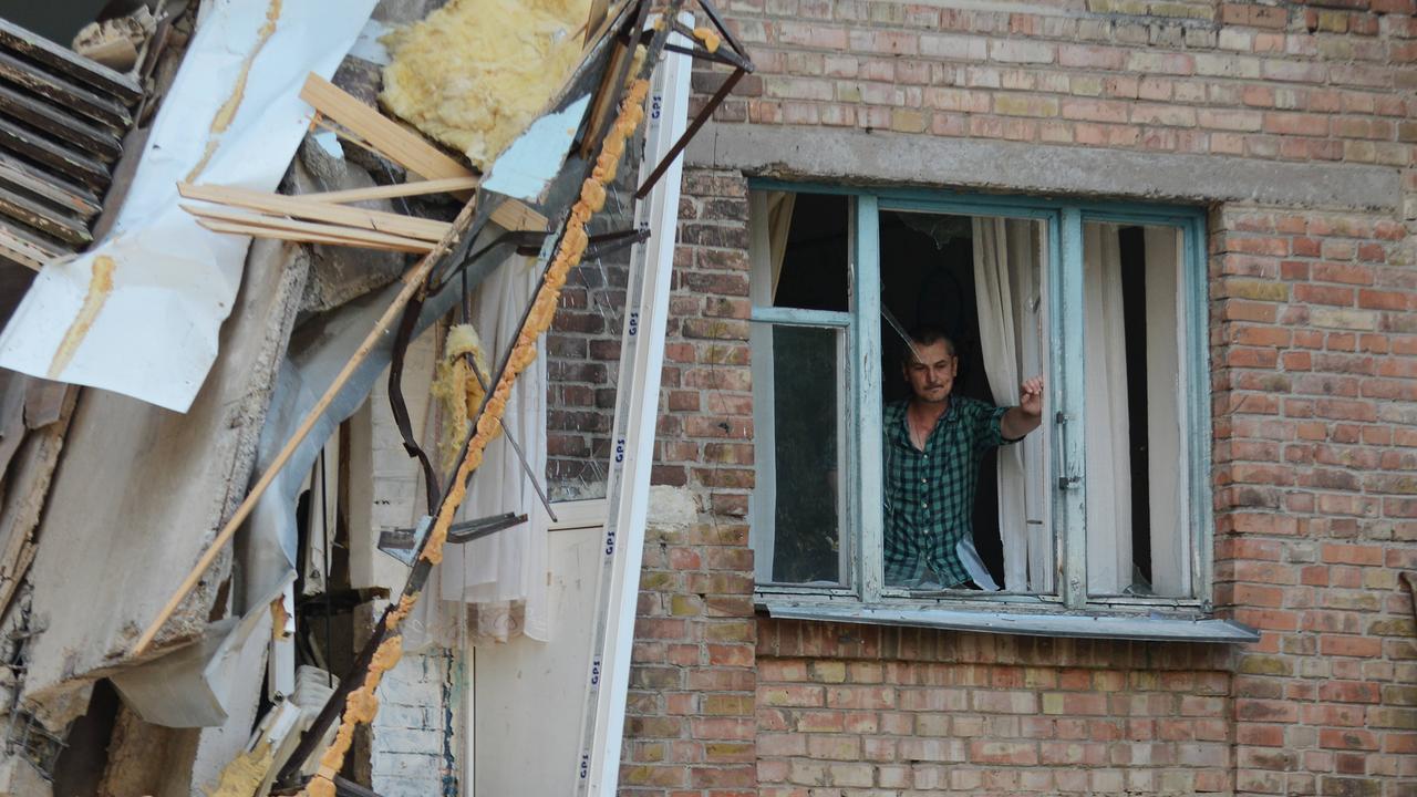 Zerstörtes Haus in Kiew mit Bewohner am Fenster, nach einem Luftangriff am 9. Juli 2024