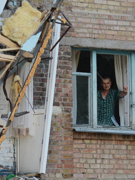 Zerstörtes Haus in Kiew mit Bewohner am Fenster, nach einem Luftangriff am 9. Juli 2024