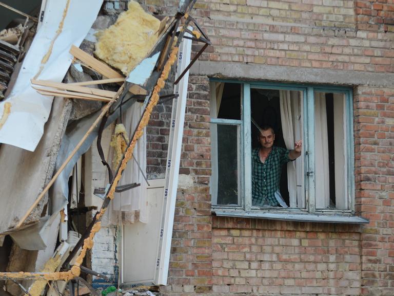 Zerstörtes Haus in Kiew mit Bewohner am Fenster, nach einem Luftangriff am 9. Juli 2024