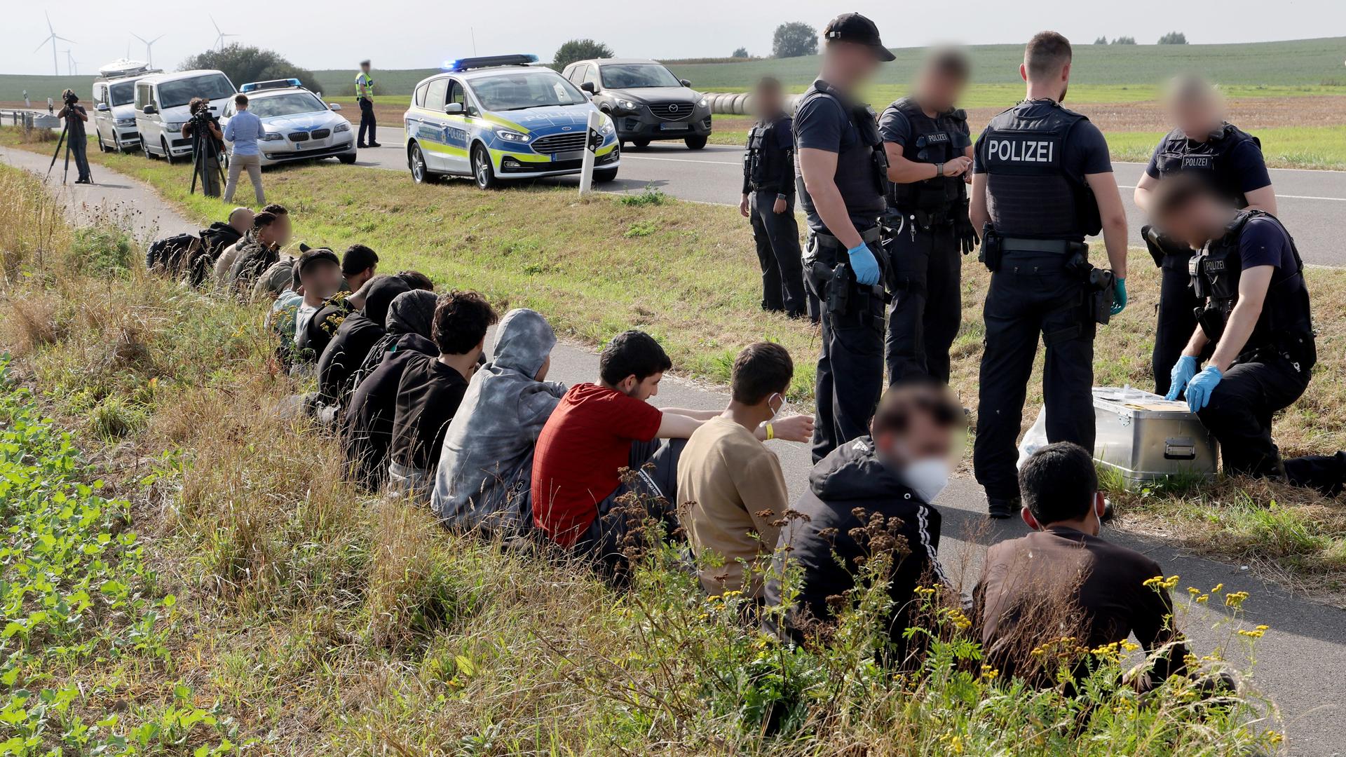 Eine Gruppe von 18 Männern und einer Frau, nach eigenen Angaben aus Syrien, wird von der Bundespolizei in der Nähe der polnischen Grenze aufgegriffen. Die Zahl unerlaubter Einreisen über die polnische Grenze hat nach Angaben der Bundespolizei zuletzt zugenommen.