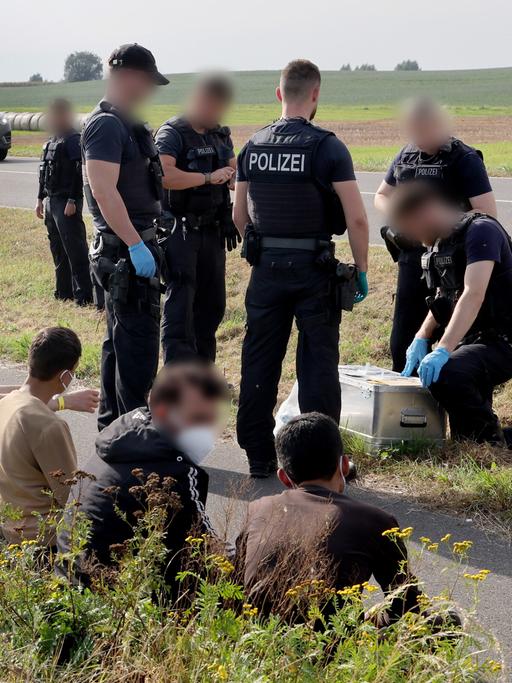 Eine Gruppe von 18 Männern und einer Frau, nach eigenen Angaben aus Syrien, wird von der Bundespolizei in der Nähe der polnischen Grenze aufgegriffen. Die Zahl unerlaubter Einreisen über die polnische Grenze hat nach Angaben der Bundespolizei zuletzt zugenommen.