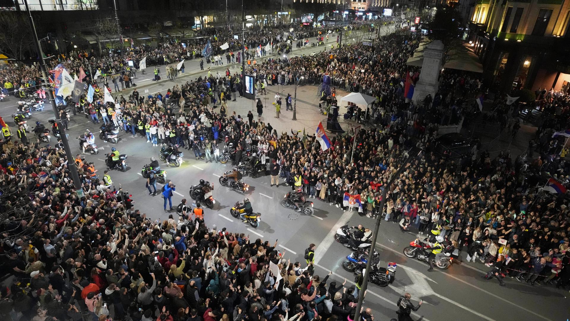 Eine Gruppe Motorradfahrer wird vor der Großdemonstration von den Menschenmassen in Belgrad empfangen. Eine Gruppe Motorradfahrer wird vor der Großdemonstration von den Menschenmassen in Belgrad empfangen.