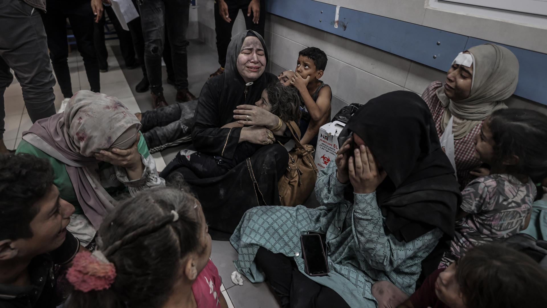 Verletzte Palästinenser werden nach dem Luftangriff auf das Al-Ahli Baptistenkrankenhaus in Gaza-Stadt am 17. Oktober 2023 in das Al-Shifa Krankenhaus gebracht.