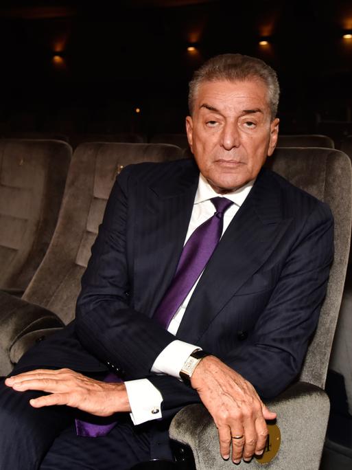Michel Friedman sitzt alleine in einem Kino, Januar 2025.