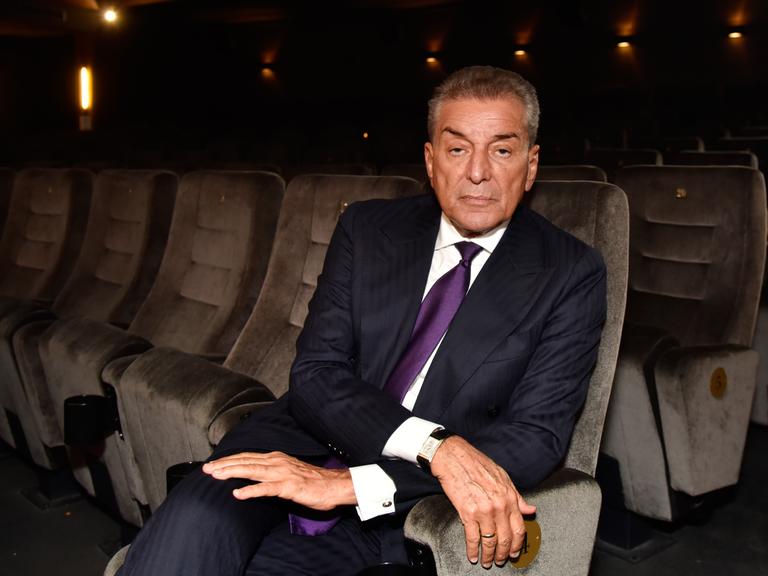 Michel Friedman sitzt alleine in einem Kino, Januar 2025.