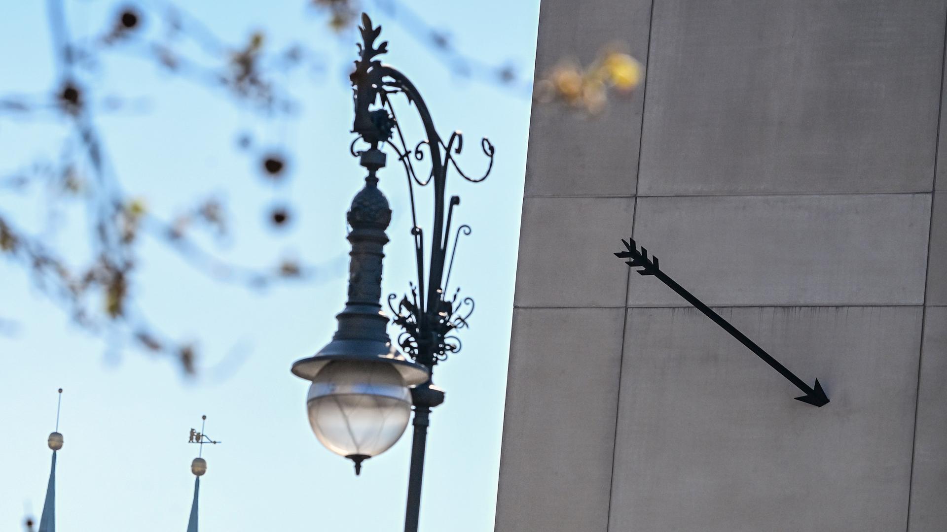 Ein fast vier Meter langer Bronzepfeil mit dem Titel «Südpfeil» vom Künstler Jürgen Mayer H. ist an der Nordfassade des Humboldt Forums angebracht worden. 